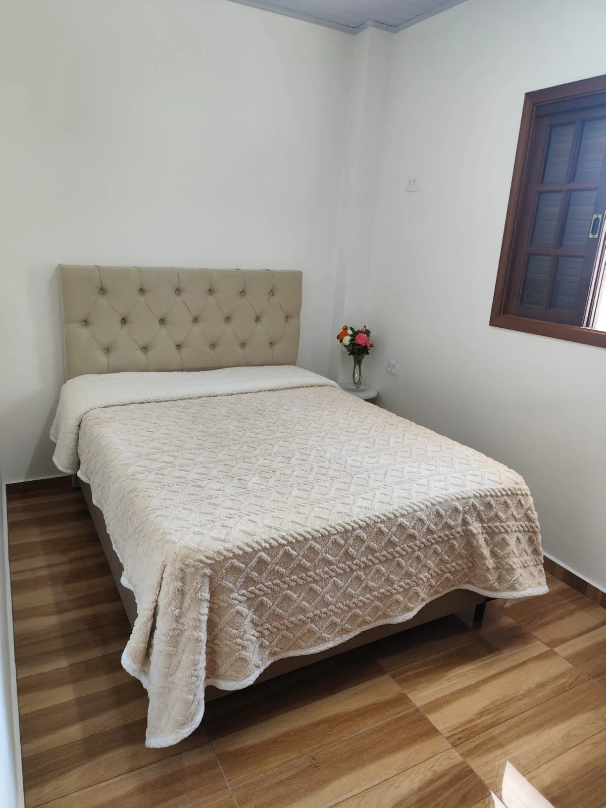 Quarto 1 com cama de casal