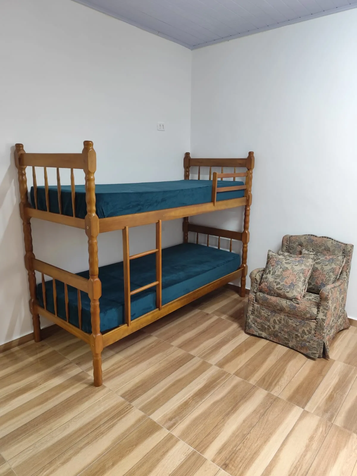 Quarto com beliche e poltrona